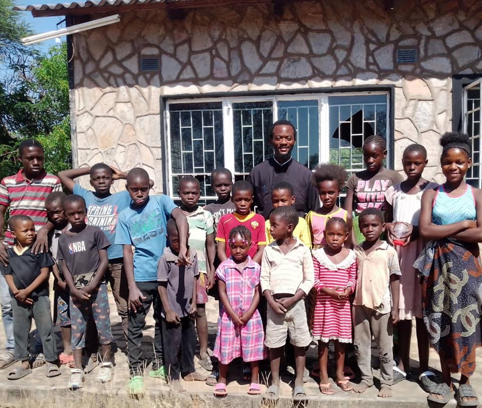 Το Ιεραποστολικό έργο της Μητρόπολης Ζάμπιας στο Chirundu – Κατηχητικά μαθήματα ακόμα και σε αχυροκάλυβα