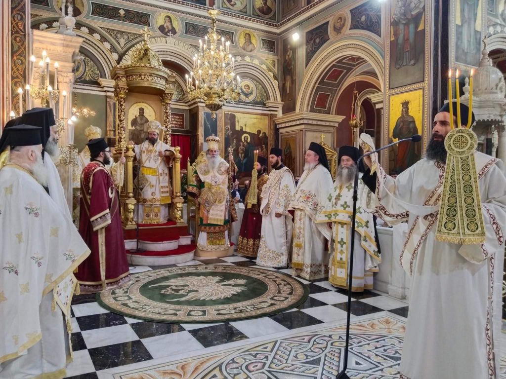 Πειραιάς: Όρθρος και Πολυαρχιερατική Θεία Λειτουργία για την εορτή των Αγίων Κωνσταντίνου και Ελένης (ΒΙΝΤΕΟ – ΦΩΤΟ)