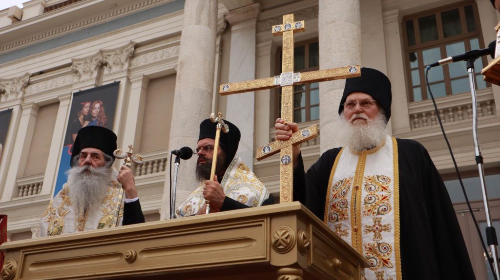 Στο διηνεκές αντίγραφο του Σταυρού του Μ. Κωνσταντίνου στον Πειραιά από την Ιερά Μεγίστη Μονή Βατοπαιδίου προς ευλογία κλήρου και λαού (ΒΙΝΤΕΟ – ΦΩΤΟ)