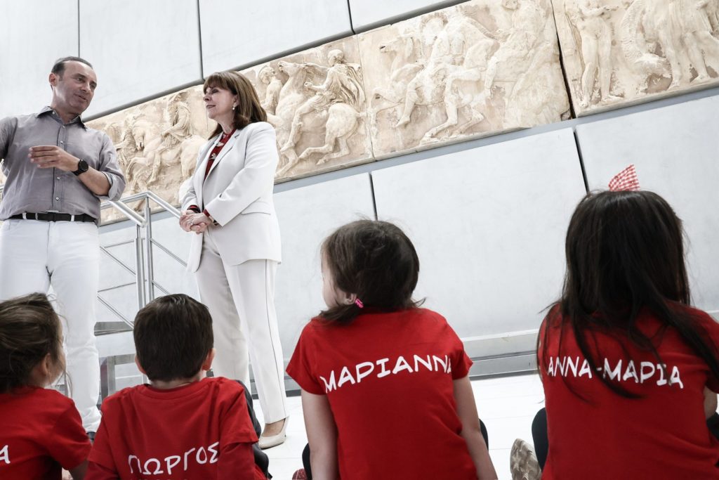 H Κατερίνα Σακελλαροπούλου στο Μουσείο της Ακρόπολης με «ξεναγούς» τους μαθητές του 12ου Νηπιαγωγείου Καματερού