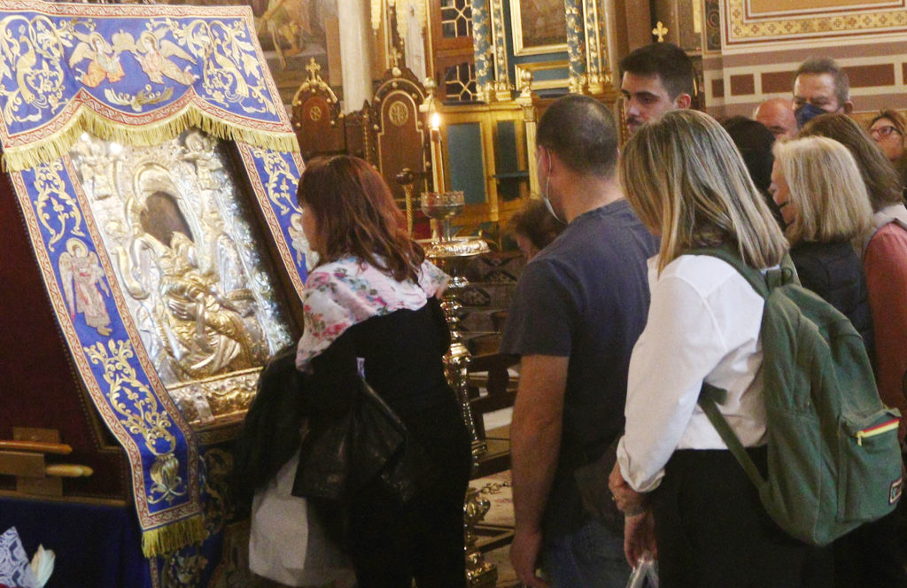 “Άξιον Εστί”: Χιλιάδες πιστοί εναποθέτουν στην Παναγία την ελπίδα τους – Προσευχή για ειρήνη και ενίσχυση των ακριτών του Έβρου