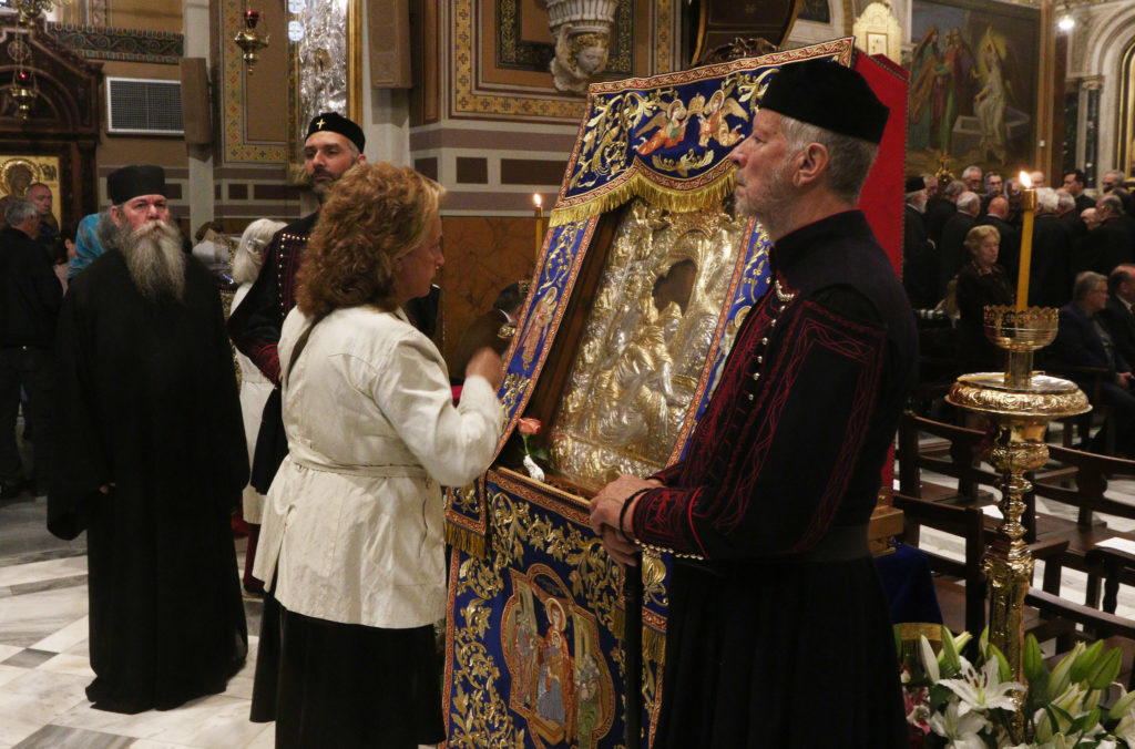 “Αξιον Εστί”: Η Κυρία Θεοτόκος στο μέσο των Αθηνών σε μία δύσκολη περίοδο – Πλήθος πιστών καθημερινά συρρέει στη Μητρόπολη