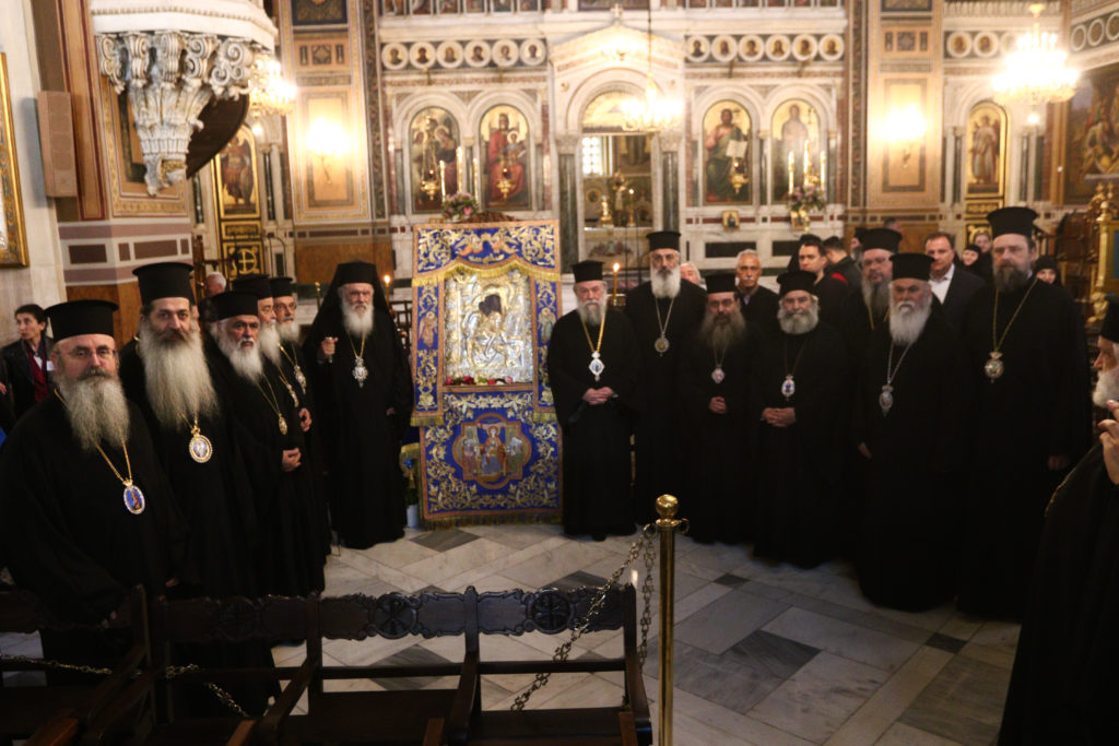 H Iερά Σύνοδος προσκύνησε το Άξιον Εστί –  Χιλιάδες πιστοί προσεύχονται στην Παναγία (ΦΩΤΟ)