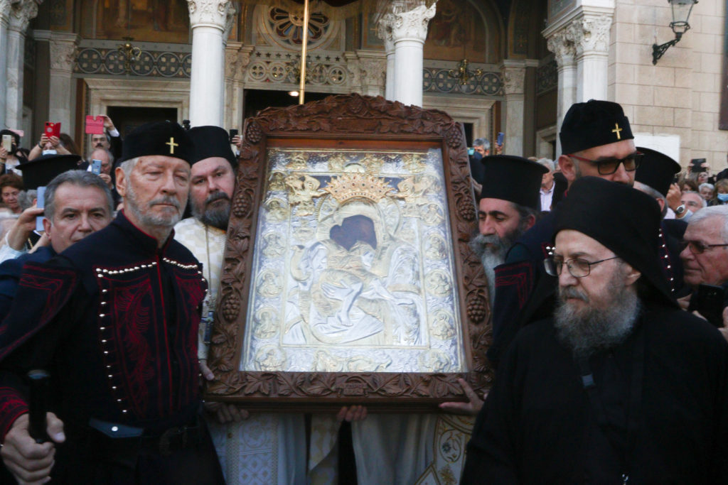 Τρία συμπεράσματα από τη λαοθάλασσα που προσκύνησε το Άξιον Εστί στη Μητρόπολη Αθηνών – Ανασκόπηση