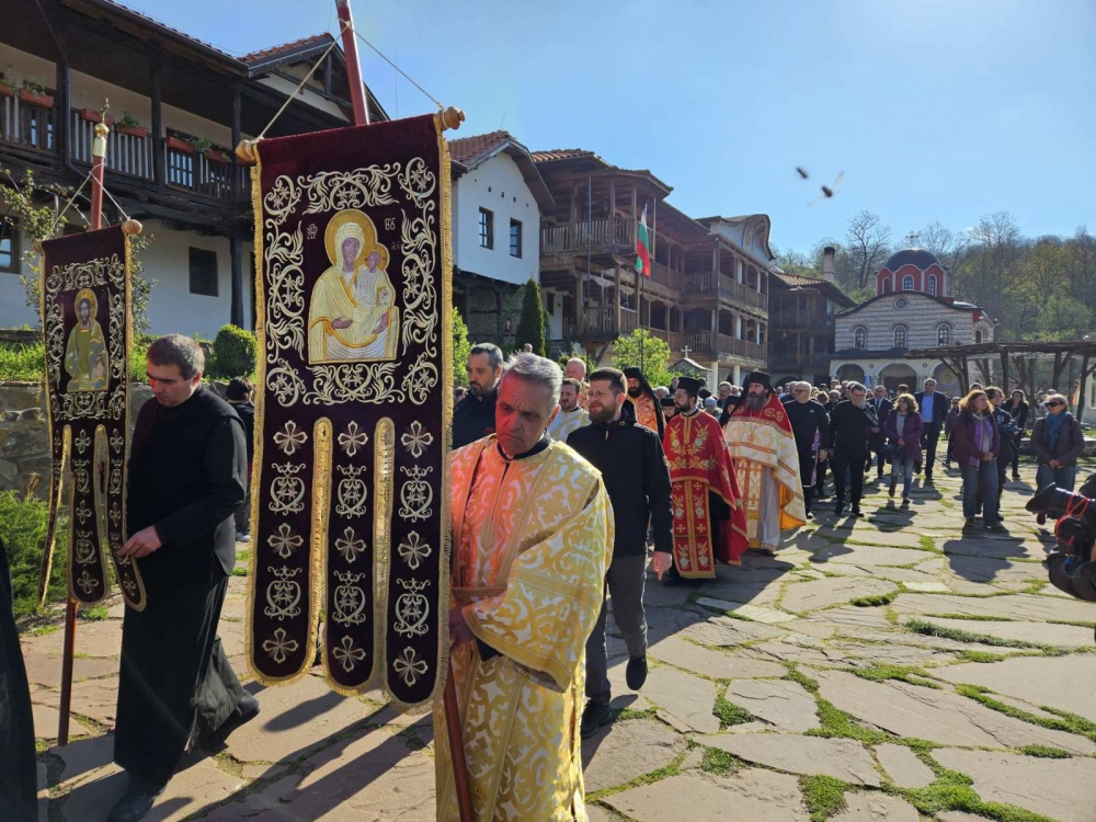 Тържествено посрещане на десницата на св. Георги в Църногорския манастир
