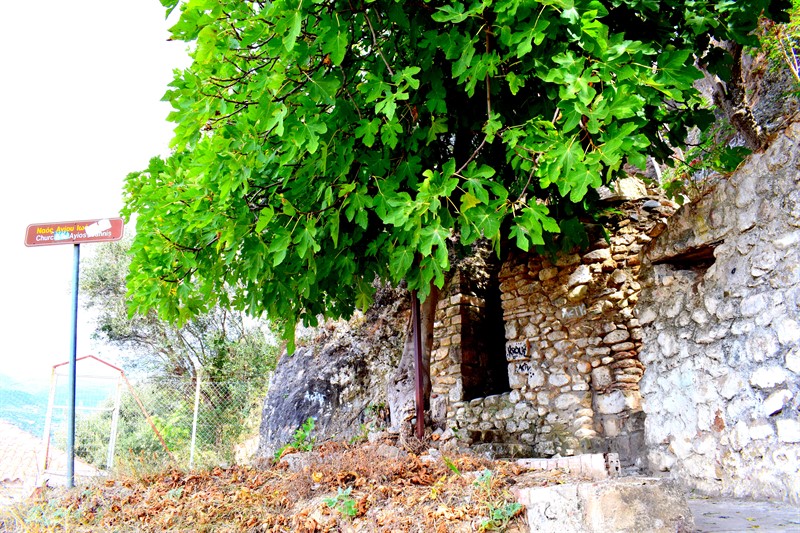 Κάστρο Καλαμάτας: Σφραγίστηκε ο σπηλαιώδης ναός του Αγίου Ιωάννου που είχε γεμίσει σκουπίδια