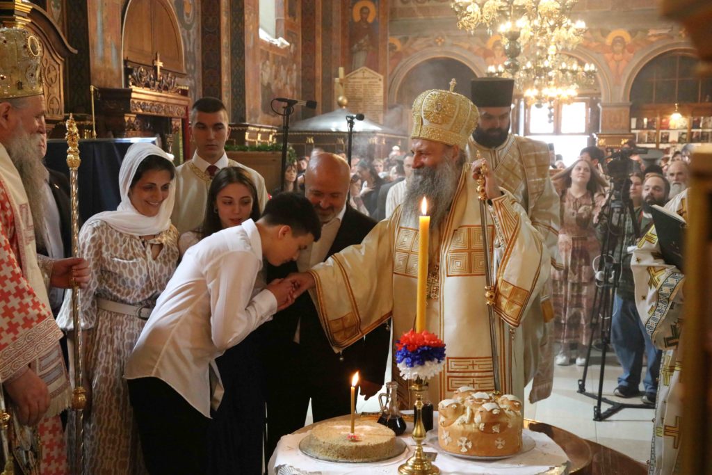 Μνημόσυνο για τα θύματα των επιθέσεων σε σχολεία τέλεσε ο Πατριάρχης Σερβίας Πορφύριος