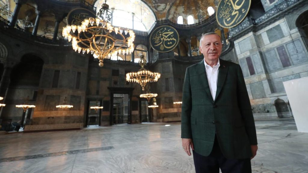 Η προεκλογική προσευχή Ερντογάν στην Αγιά Σοφιά και η επόμενη  ημέρα για την Τουρκία