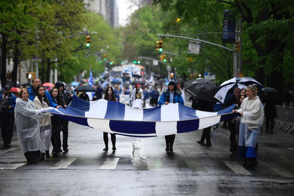 Υπό καταρρακτώδη βροχή η παρέλαση της Ομογένειας στη Νέα Υόρκη – Αμερικής Ελπιδοφόρος: Έκκληση να μην ξεχάσουμε το παρελθόν μας
