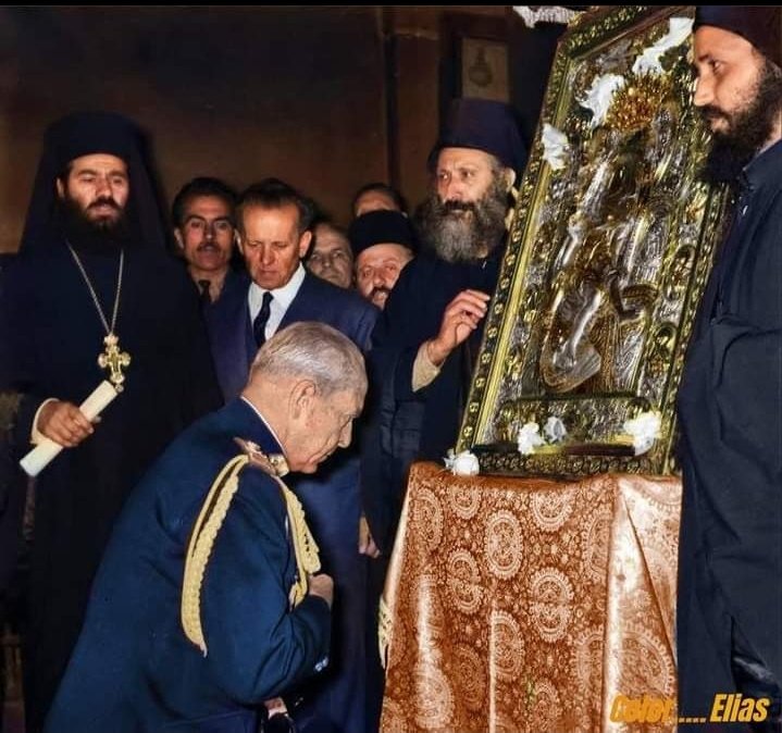 1963: Όταν ο Βασιλιάς Παύλος έκλινε το γόνυ στο Άξιον Εστί (ΦΩΤΟ/ΒΙΝΤΕΟ)