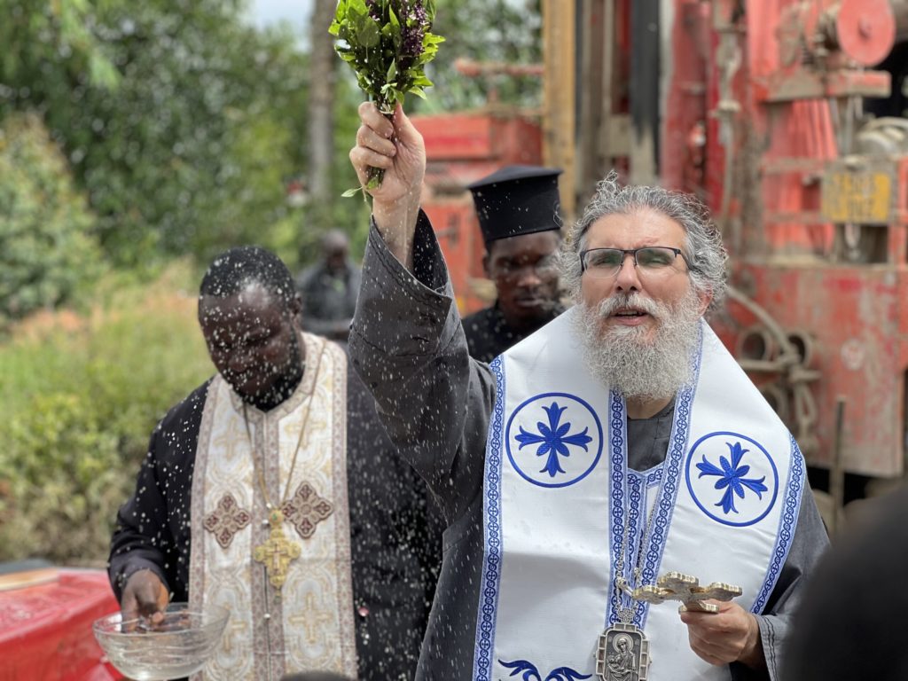 Αφρική: Προσευχήθηκαν για την εύρεση νερού – Νέα γεώτρηση με τη συμβολή της Επισκοπής Αρούσας