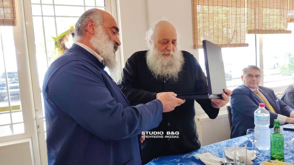 Ο ΙΣΚΕ τίμησε τους Μητροπολίτες Παροναξίας Καλλίνικο και Κίτρους Γεώργιο