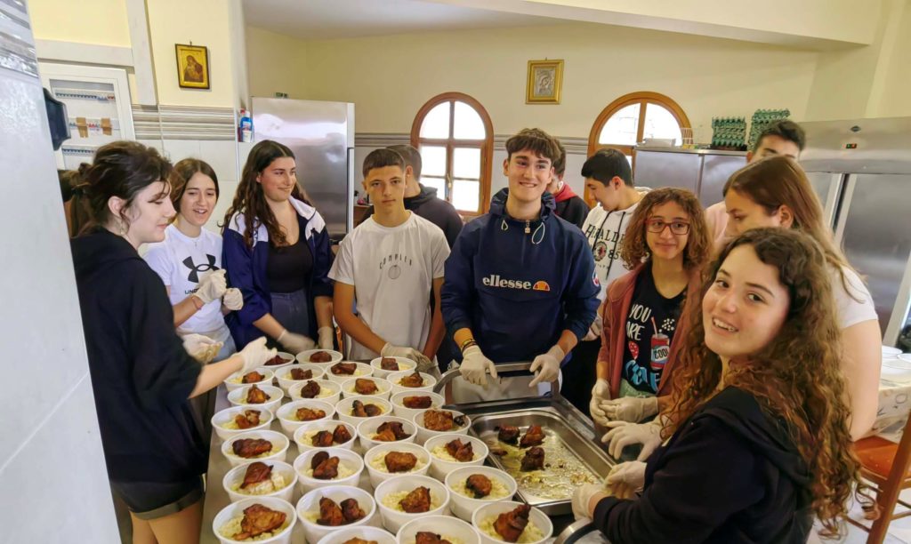 Προσφορά μαθητών του 2ου Λυκείου Ναυπλίου στο Συσσίτιο της Ευαγγελίστριας