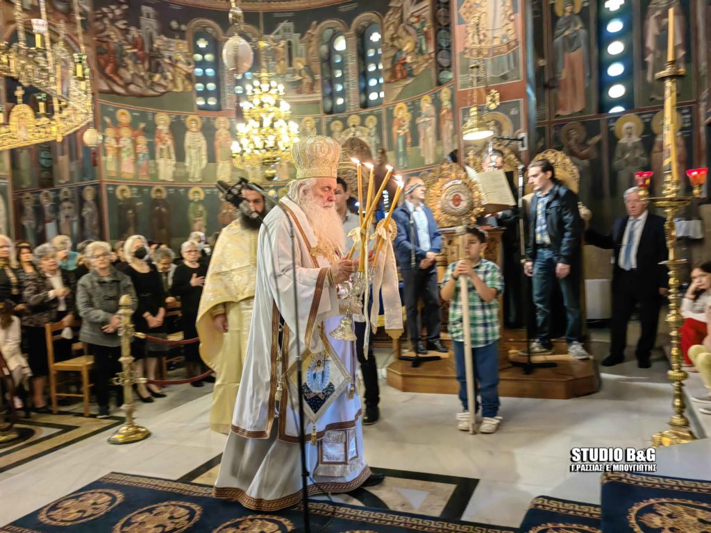Αρχιερατική Θεία Λειτουργία στον εορτάζοντα ναό των Αγ. Κωνσταντίνου και Ελένης στο Ναύπλιο (ΦΩΤΟ)