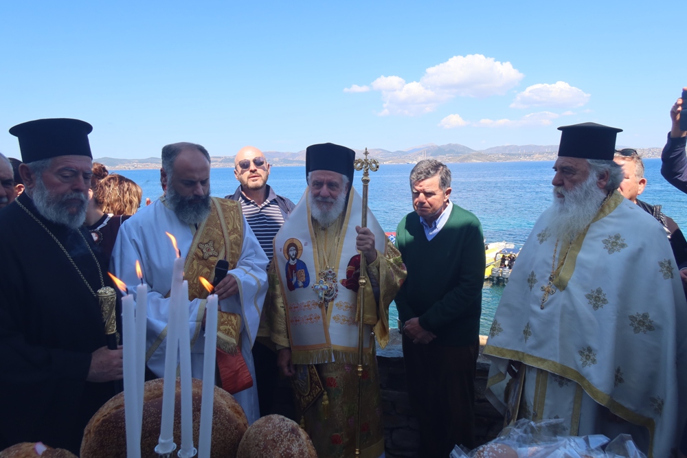 Πλήθος πιστών εκκλησιάστηκε στον Ιερό Ναό του Αγίου Γεωργίου στη Μακρόνησο