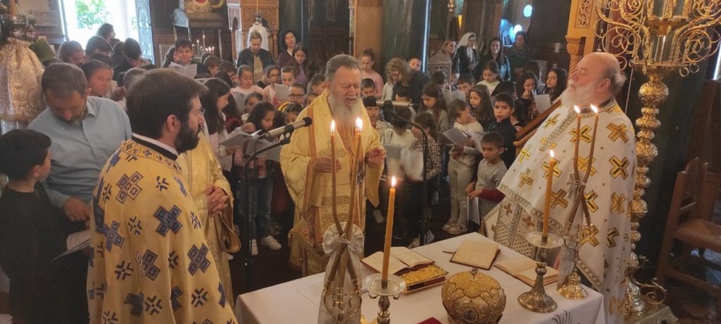 Ο Μητροπολίτης Χαλκίδος με συλλειτουργούς τα παιδιά
