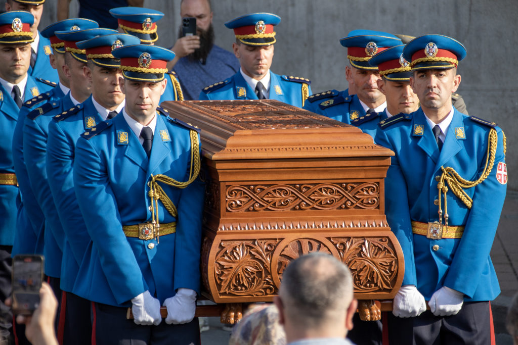 Το σκήνωμα του Αγίου Νικολάου της Σερβίας έφθασε στο Βελιγράδι – Μνημόσυνο από Πατριάρχη για τα θύματα των επιθέσεων στα σχολεία