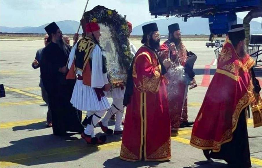 Στο «Ελευθέριος Βενιζέλος» η Ιερά Εικόνα της Παναγίας του «Άξιον Εστί» από το Άγιον Όρος – Στις 18:00 η υποδοχή στον Καθεδρικό Ναό Αθηνών (ΦΩΤΟ-ΒΙΝΤΕΟ)