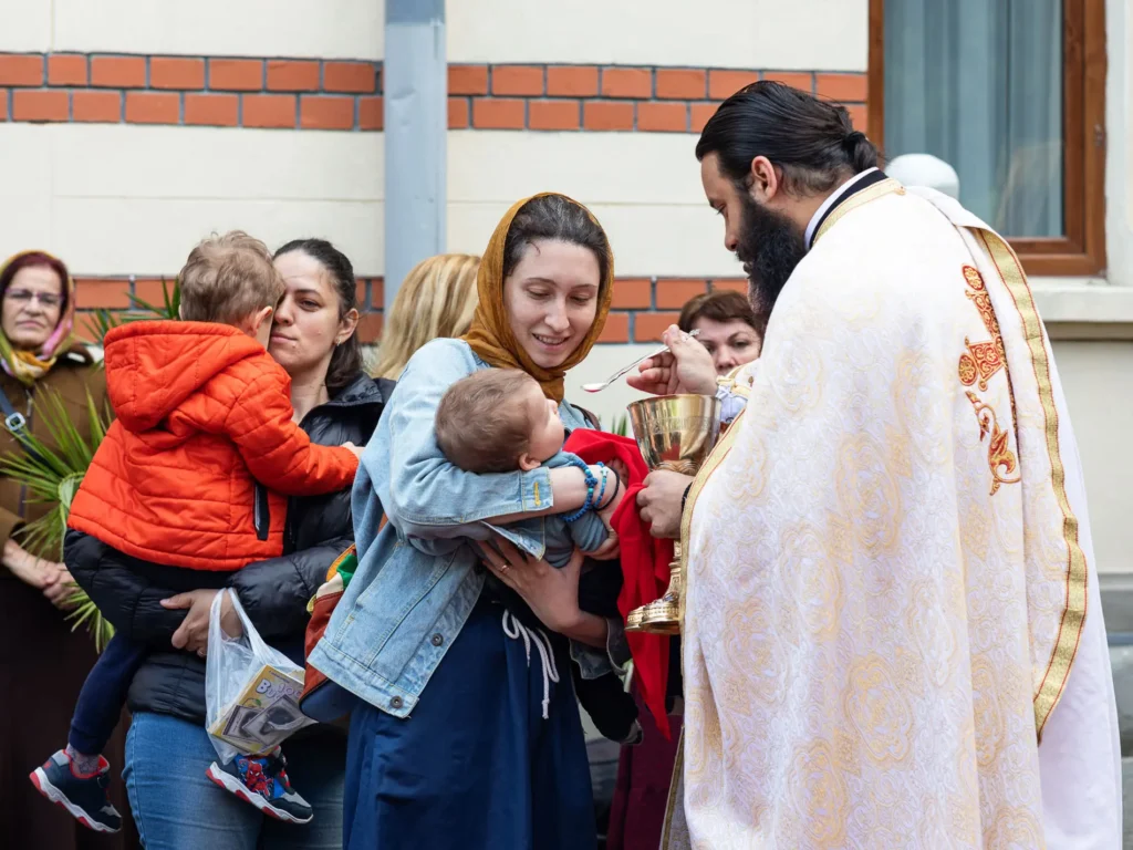 Mesajul Patriarhului Daniel în Duminica Părinților și Copiilor: Rugăciunea părinților și a bunicilor este esențială