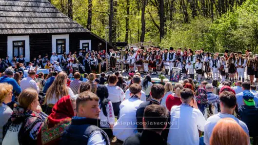 Tinerii din  Arhiepiscopia Sucevei s-au întâlnit la Muzeul Satului Bucovinean