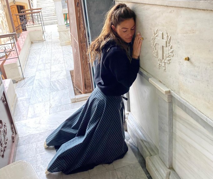 Η Μαρία Μενούνος προσευχήθηκε στον τάφο του Αγίου Νεκταρίου στην Αίγινα