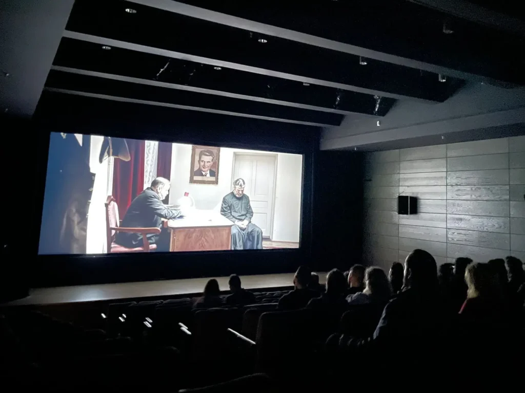 Românii din Montreal au participat la premiera filmului dedicat părintelui Gheorghe Calciu-Dumitreasa