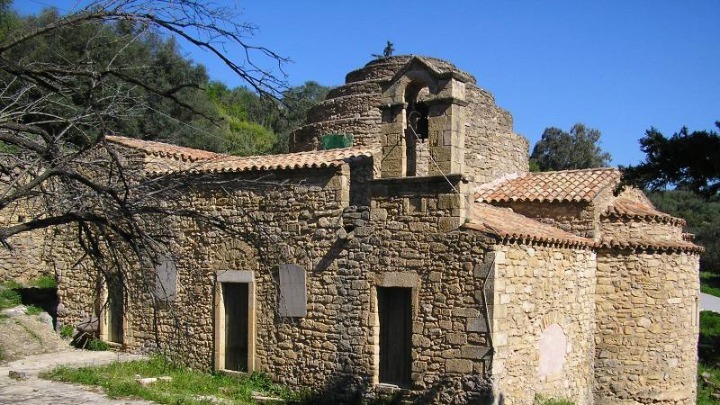 Από τη Ροτόντα Επίσκοπης έως τη Μνημειακή Ελιά Βουβών στον Πλατανιά Χανίων