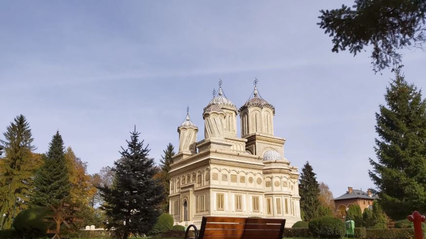 Η πρέσβης των ΗΠΑ στο Βουκουρέστι επισκέφθηκε την Ιερά Μονή Κούρτεα ντε Άρτζες