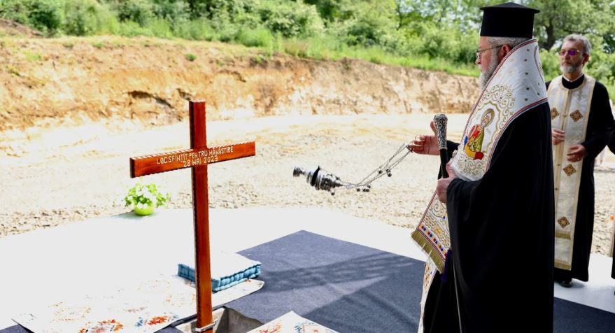 Început nou unui așezământ vechi: Noul schit întemeiat în Maramureș amintește de o veche mănăstire din zonă