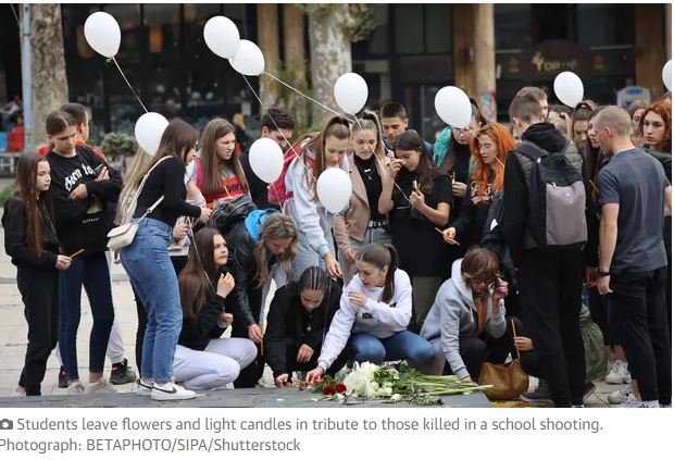 Σερβία: Οι πρώτες κηδείες θυμάτων από τις δύο μαζικές δολοφονίες