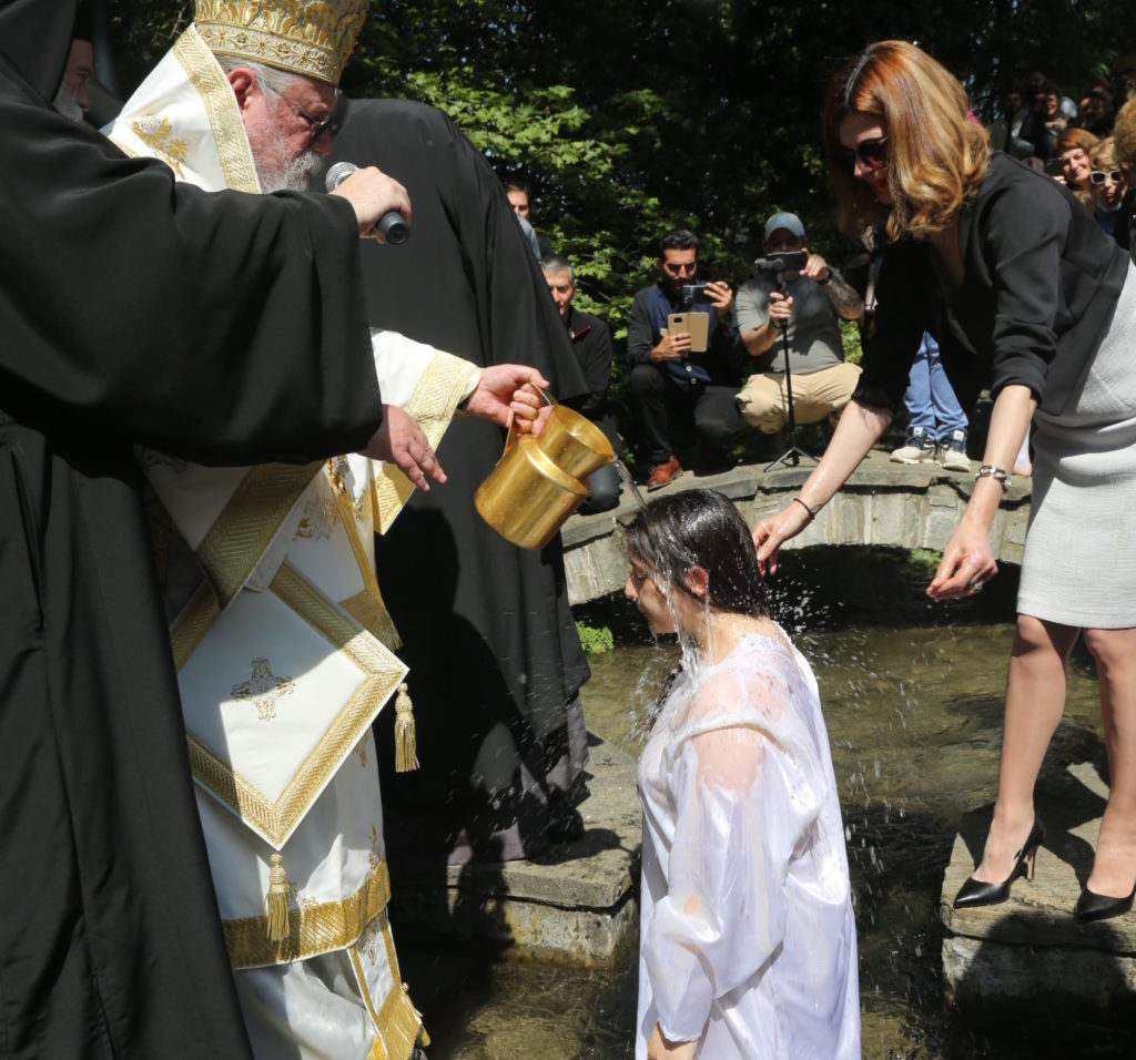 Ομαδικό Βάπτισμα σε ανάμνηση της βάπτισης της Αγ. Λυδίας από τον Απόστολο Παύλο (BINTEO – ΦΩΤΟ)