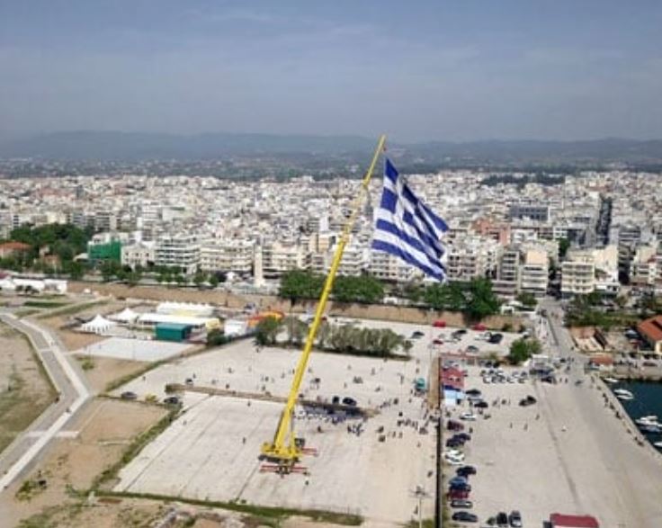 Αλεξανδρούπολη: Υψώθηκε στα σύνορα η μεγαλύτερη ελληνική σημαία 600 τ.μ.