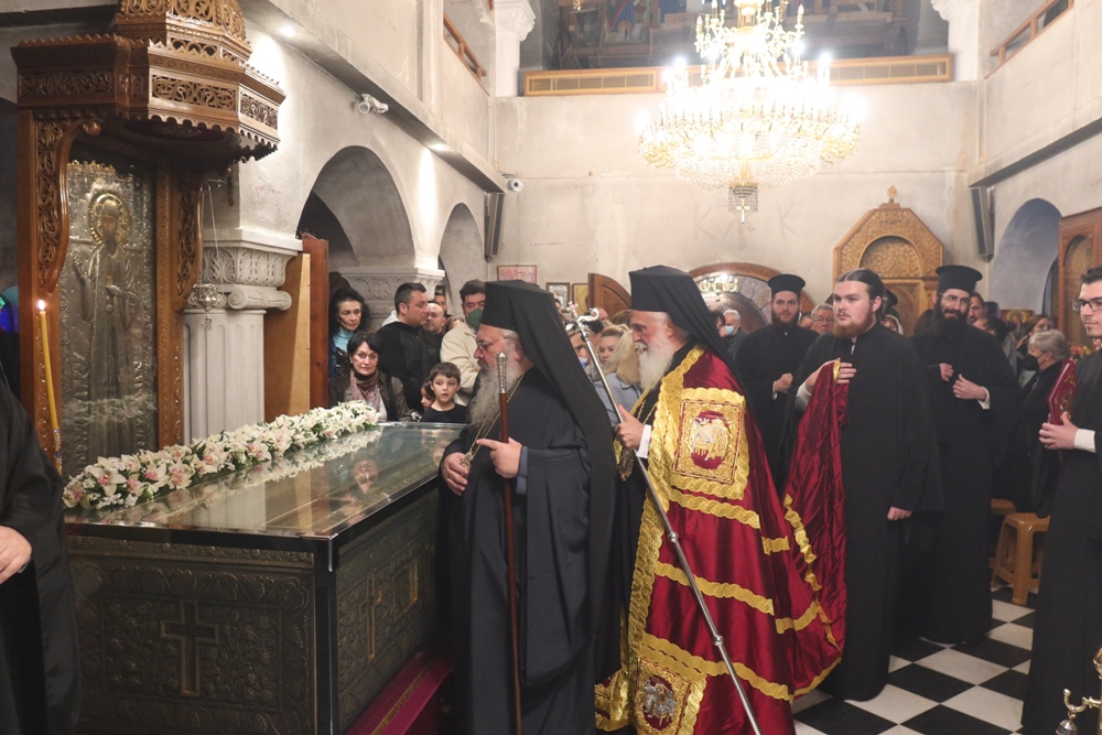 Λαοθάλασσα πιστών κατακλύζει την Ιερά Μονή του Αγίου Εφραίμ στη Νέα Μάκρη (ΦΩΤΟ)