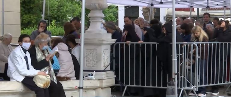 Εκατοντάδες πιστοί από νωρίς το πρωί προσκυνούν την Παναγία “Άξιον Εστί”