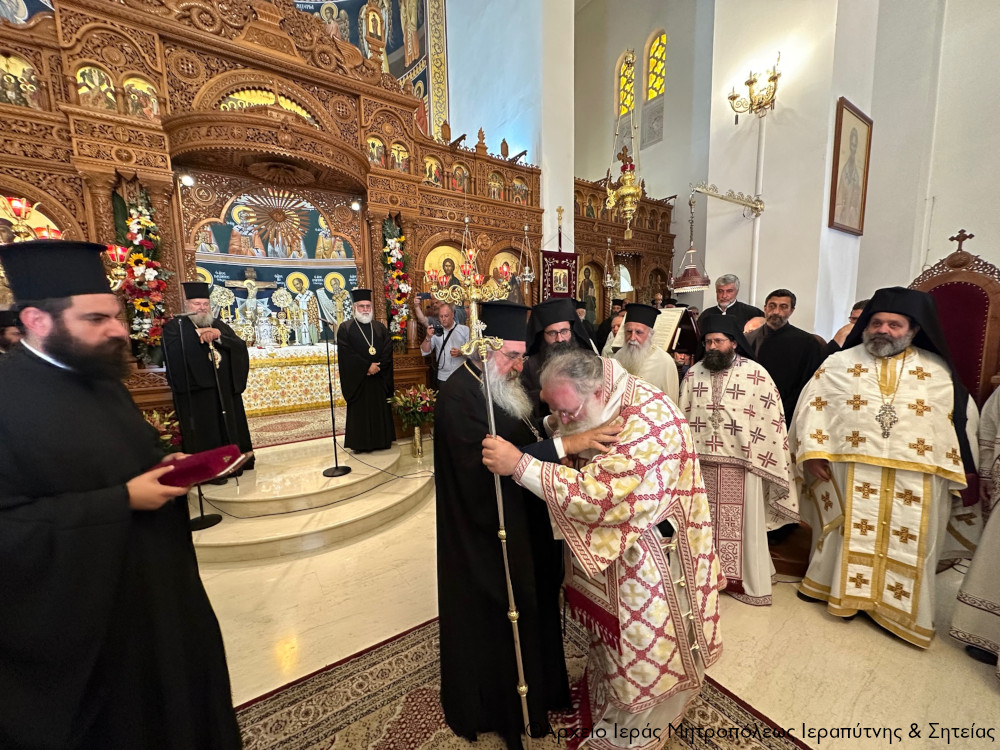 Με μαντινάδα ευχήθηκε ο Αρχιεπίσκοπος Κρήτης στον Ιεραπύτνης Κύριλλο
