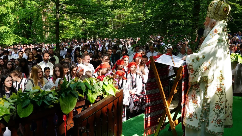 Peste 1.000 de tineri au participat la hramul Mănăstirii Buciumeni