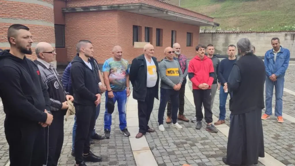 Deținuți ai penitenciarului Aiud au vizitat Mănăstirea Înălțarea Sfintei Cruci