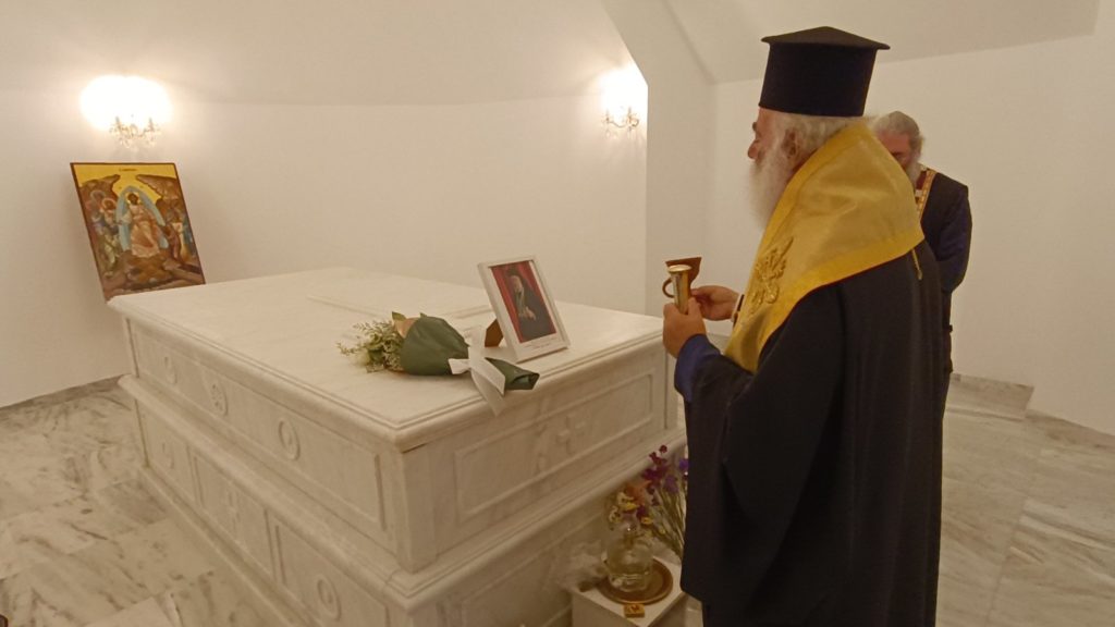 Τρισάγιο υπέρ αναπαύσεως του Μακαριστού Αρχιεπισκόπου Κύπρου τέλεσε ο Πατριάρχης Θεόδωρος (ΦΩΤΟ)