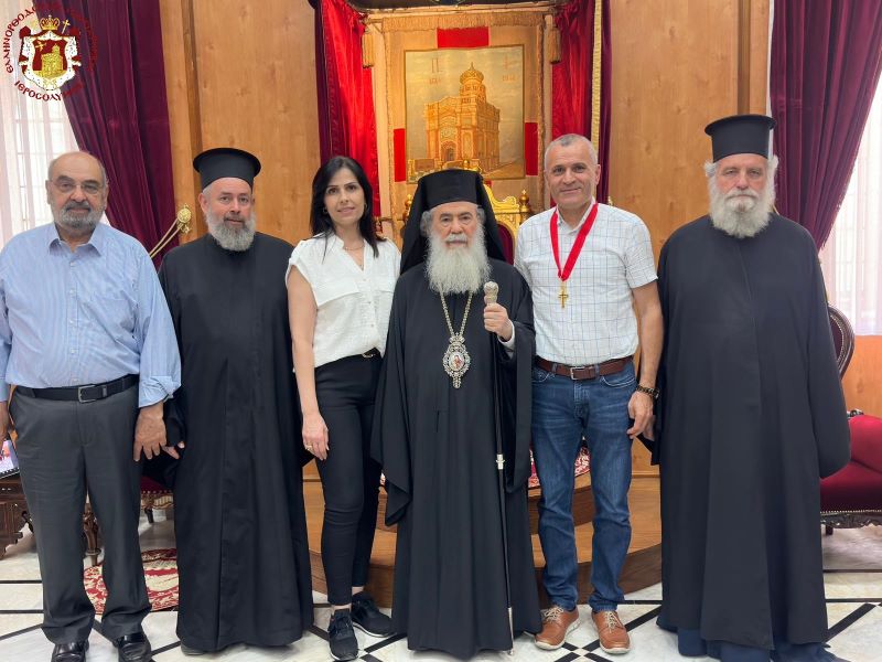 Παρασημοφόρηση του ιατρού Ματζίντ Γαντούς από τον Πατριάρχη Ιεροσολύμων