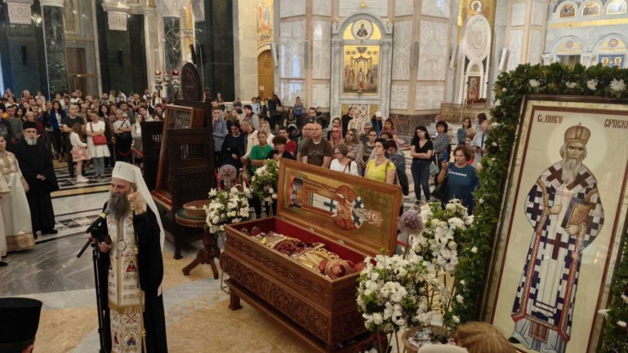 Χιλιάδες Σέρβοι προσκυνούν τον Άγ. Νικόλαο – Προσευχή του Πατριάρχη για επικράτηση της ειρήνης στο Κοσσυφοπέδιο