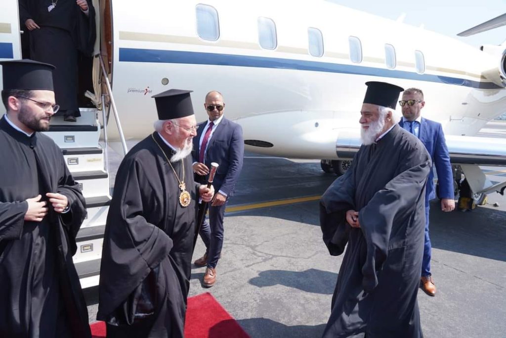 صور وصول صاحب القداسة الى مطار تسالونيكي
