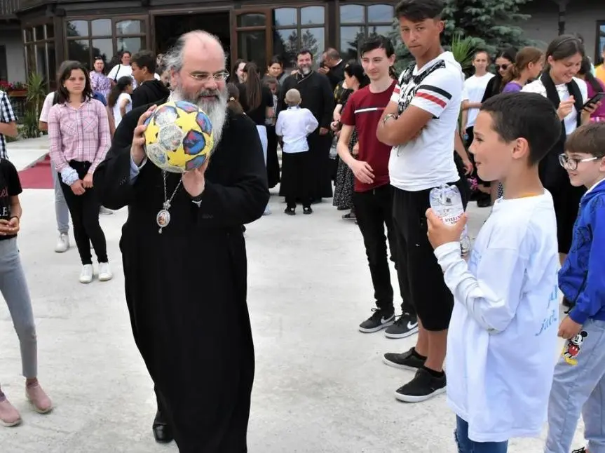 Huși: Luna pastorației copiilor și tinerilor s-a încheiat cu o activitate la care au participat 350 de copii