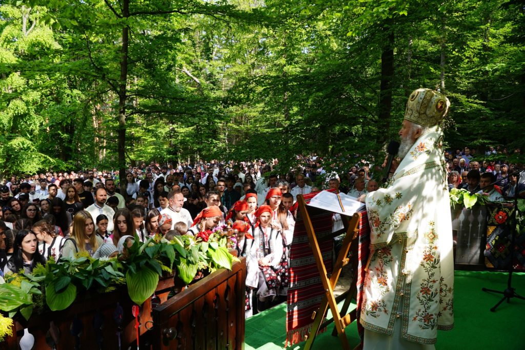 Ρουμανία: Πάνω από 1.000 νέοι προσκύνησαν στην πανηγυρίζουσα Ιερά Μονή Μπουτσιουμένι