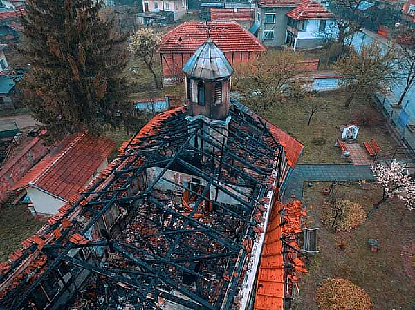 Започва дарителска кампания за спасяването на 150-годишна църква, която беше изпепелена във Вършец