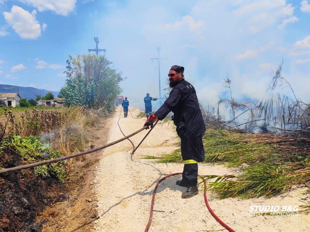 Πυρκαγιά στο Άργος – Στη μάχη της πυρόσβεσης και ο εθελοντής Πυροσβέστης Ιερέας (ΒΙΝΤΕΟ)