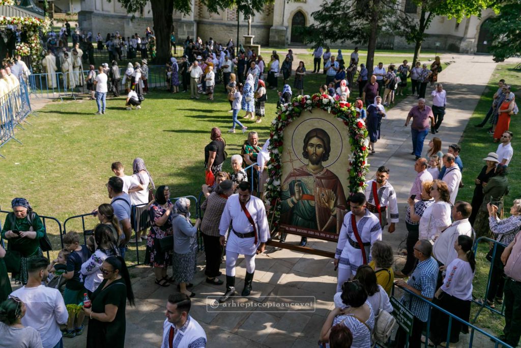 Πάνω από 20.000 πιστοί στη μεταφορά των Ιερών Λειψάνων του Αγίου Ιωάννη του Νέου σε όλη τη Σουτσεάβα