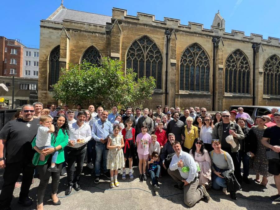 Българската църковна община в Лондон отбеляза Петдесетница с епархийския си архиерей