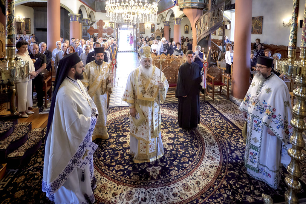 Φωτορεπορτάζ ope.gr: Η εορτή του Αγίου Πνεύματος στον πανηγυρίζοντα Ιερό Ναό της Αγίας Τριάδος στη Συκιά Σιθωνίας αντίκρυ από τον Άθωνα