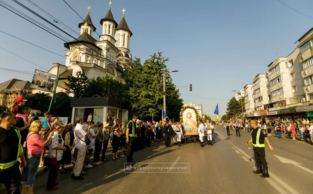 A început sărbătoarea Sf. Ioan cel Nou la Suceava: 20.000 de persoane pe Calea Sfinților