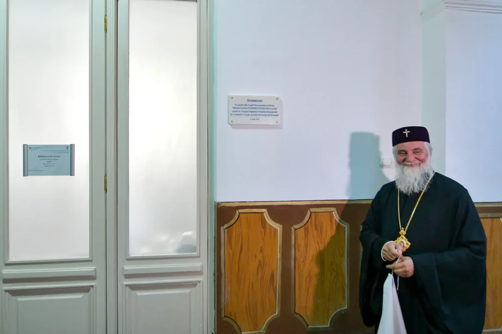 București: Placă comemorativă la intrarea în sala unde a predat teologie dogmatică Pr. Stăniloae în anii ‘70